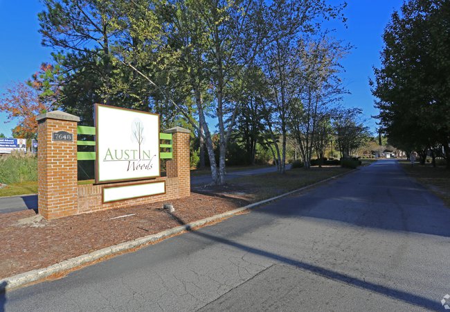 sign at Austin Woods Apartments, located in Columbia, SC